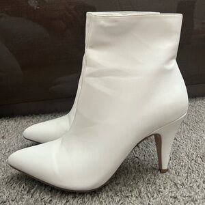 Carlos Santa White Elegant White Ankle Boots size 6M